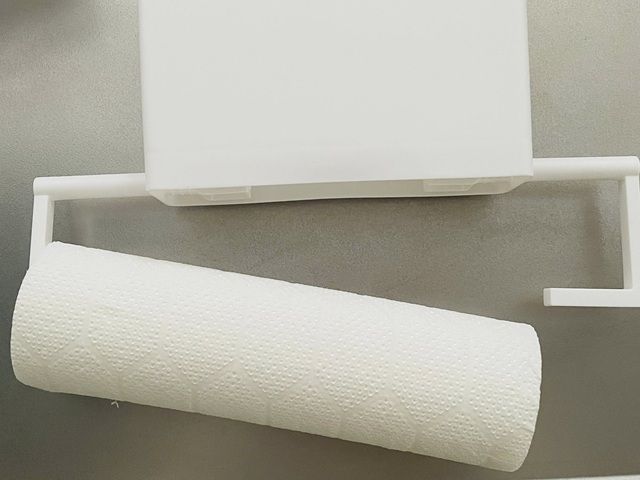 ダイソー ラップ＆キッチンペーパーホルダー キッチンペーパーを差し込む