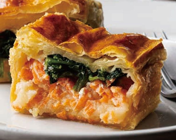 サーモンとほうれん草のさくさくパイ包み (C)Mako／KADOKAWA