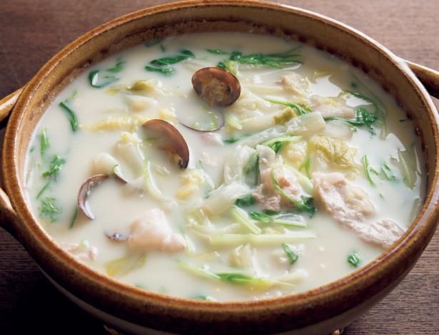 「白菜とあさりの豆乳鍋」 （C）KADOKAWA