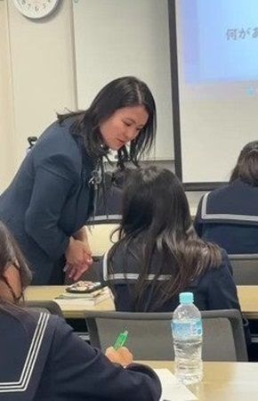 手帳研究家のてらたま氏が金蘭会高校にて『感情ケア』の特別授業を実施＆自著を贈呈