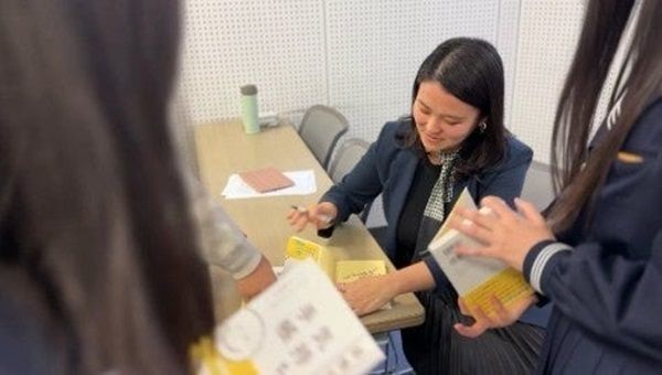 手帳研究家のてらたま氏が金蘭会高校にて『感情ケア』の特別授業を実施＆自著を贈呈
