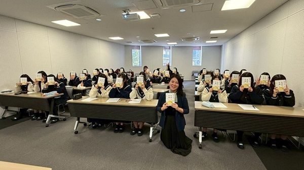手帳研究家のてらたま氏が金蘭会高校にて『感情ケア』の特別授業を実施＆自著を贈呈