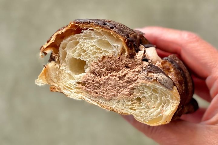 「大好きな物ばかりで幸せ」！【セブン】チョコづくしの「ご褒美パン」