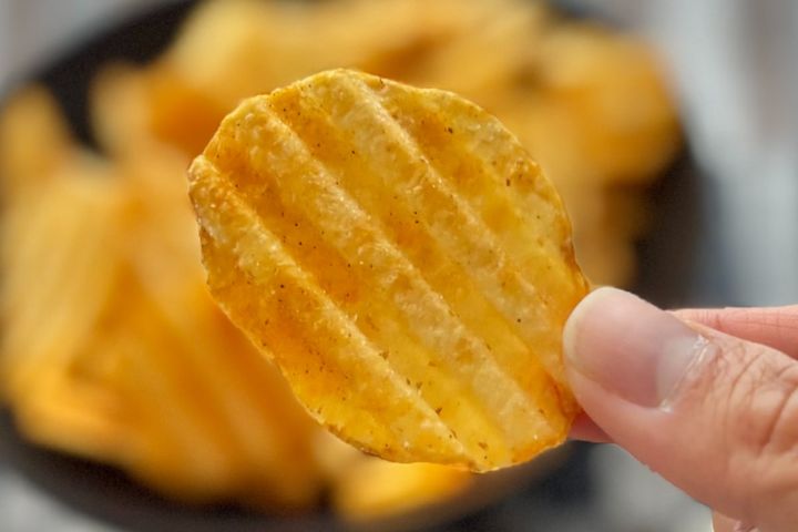 噛めば噛むほど辛い！【ファミマ限定】ギザギザポテチがクセになるウマさ