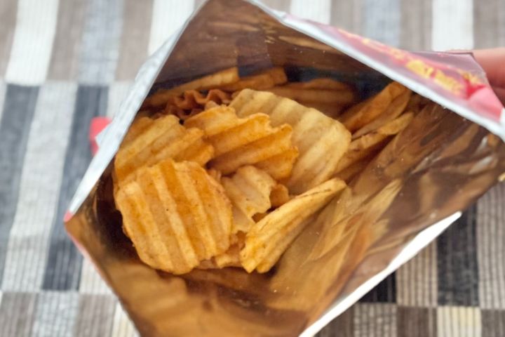 噛めば噛むほど辛い！【ファミマ限定】ギザギザポテチがクセになるウマさ