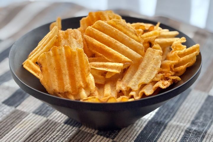 噛めば噛むほど辛い！【ファミマ限定】ギザギザポテチがクセになるウマさ