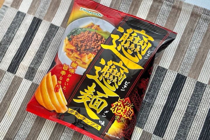 噛めば噛むほど辛い！【ファミマ限定】ギザギザポテチがクセになるウマさ