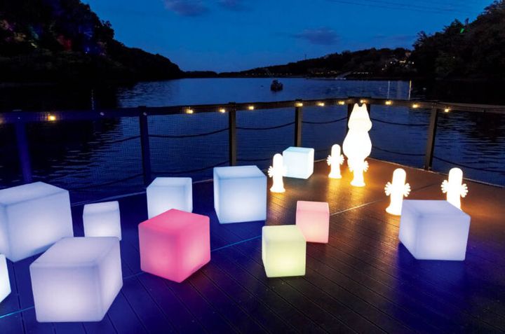 夜はプロジェクションマッピングが投影され、幻想的な世界へと一変