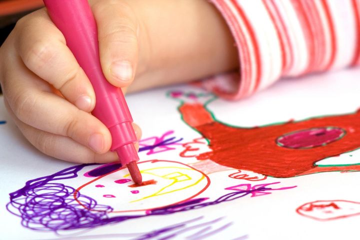 画像: 「貸してあげなさい！」は逆効果？ おもちゃを独占 & 大号泣する息子。職員の『神対応』に母が学んだこと