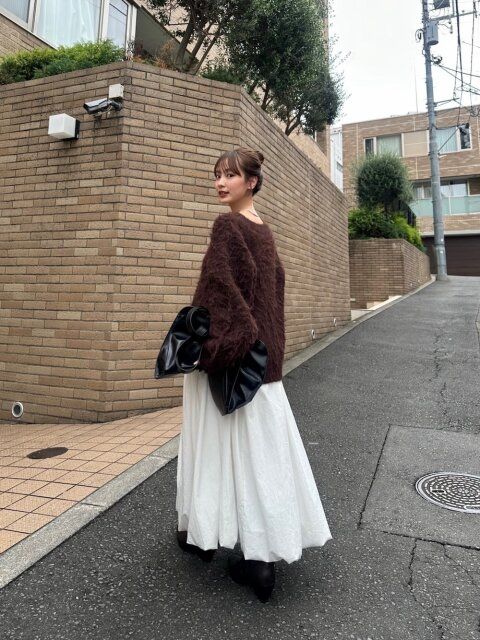 2025冬大人女性おすすめブラウンニットフェミニンコーデ