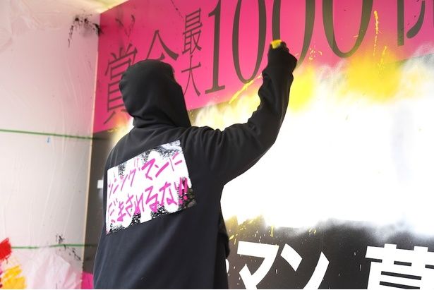 白昼堂々、スプレーで巨大ボードに落書きを始めた東京都新宿区育ちのグラフィティアーティスト「TABOO1」