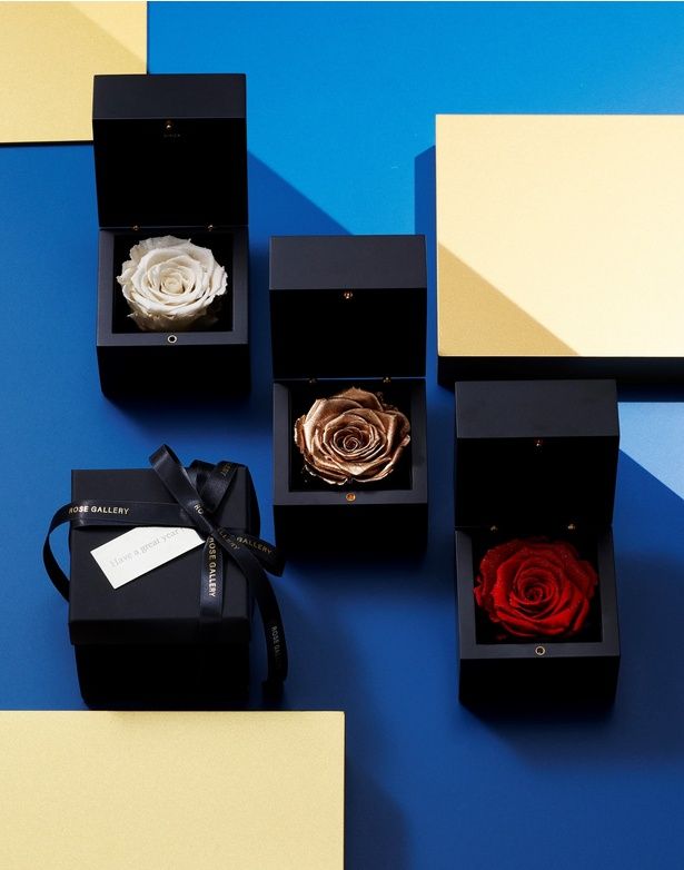 「ROSE GALLERY」の「ダイヤモンドロー ズ(M)」(1万4300円)、「刻印プレート(虎ノ門ヒルズ限定)」(3300円)