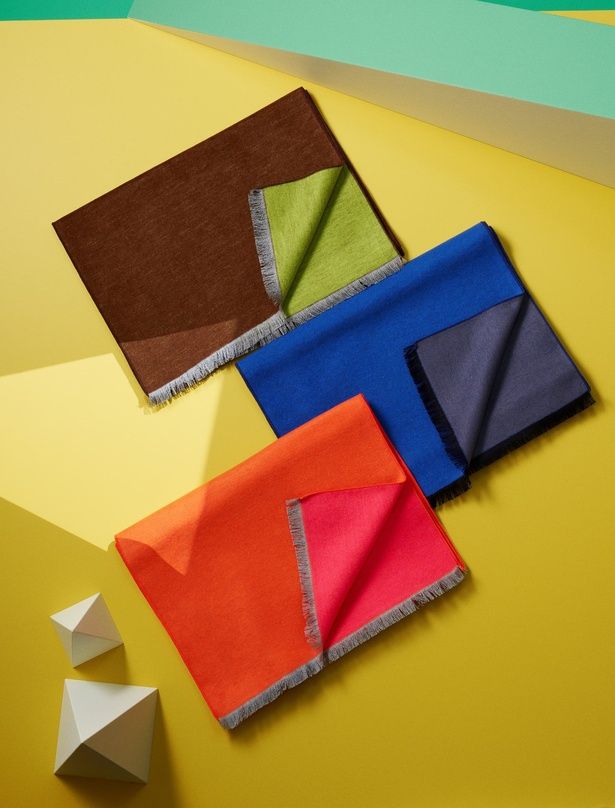 「BASIC AND ACCENT」の「シルク コンビ マフラー」(各8250円)