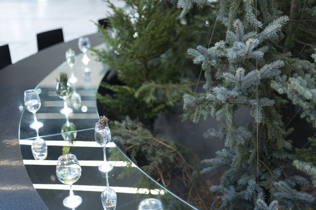 【写真】ステーションアトリウム中央にある美しいテーブル