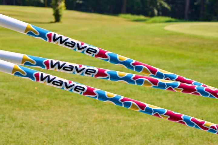 なぜ“軽く振るだけ”で飛ぶの!? しなり戻りが初速を変える軽量シャフト