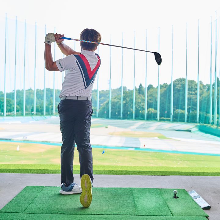 なぜ“軽く振るだけ”で飛ぶの!? しなり戻りが初速を変える軽量シャフト