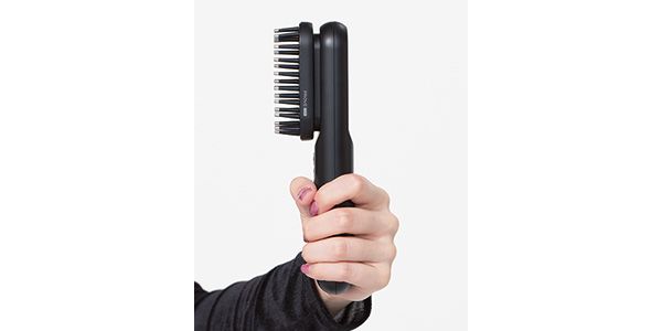 細いグリップで操作性は◎。ブラシがしなるからピン先を顔や頭皮にフィットさせやすい。