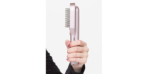 太さが均一なストレート形状のグリップ。多機能タイプだけにやや重厚感はある。