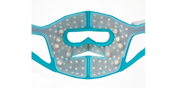 持たなくてOKの装着型。頰骨筋と眼輪筋、咬筋の位置に電極が。