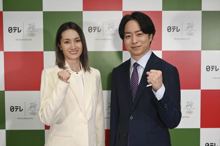 日本テレビ系『ミラノ・コルティナ2026冬季五輪』（左から）メインキャスターの荒川静香・スペシャルキャスターの櫻井翔 （C）日本テレビ width=