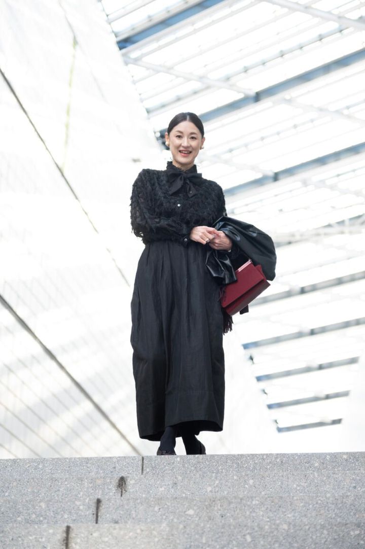 トップス…weakend.、リボン… ハッシュニュアンス、スカート…ミラオーウェン、バッグ＆靴…グッチ、アウター…トキドキ