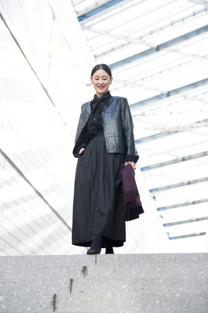 トップス…weakend.、リボン… ハッシュニュアンス、スカート…ミラオーウェン、バッグ＆靴…グッチ、アウター…トキドキ