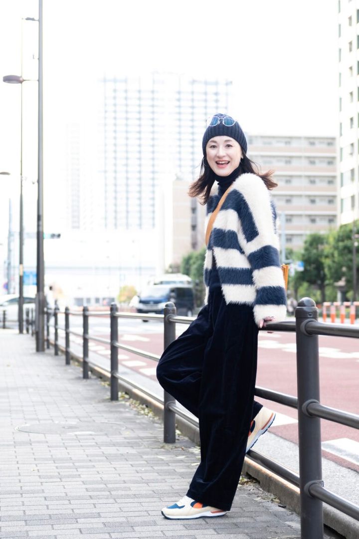 アウター … アトリエエヌズ、ボトムス、トップス…ユニクロ、スニーカー…プーマ、バッグ…エルメス