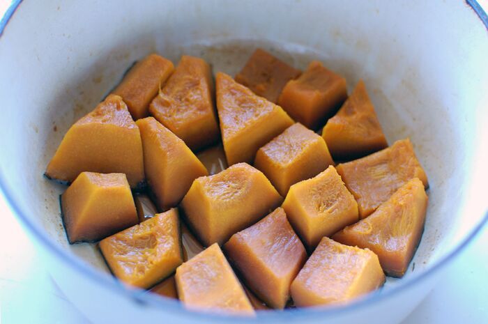 かぼちゃの煮物を超簡単に「ホクホク」にする裏ワザ。即採用間違いナシ♡
