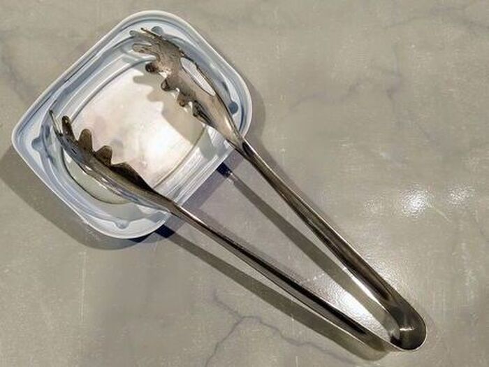 「ヨーグルトのフタ」に切り込みを入れるだけで…？料理中のプチストレスを解決するスグレモノに早変わり♪