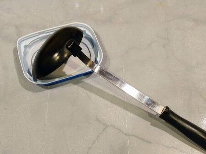 「ヨーグルトのフタ」に切り込みを入れるだけで…？料理中のプチストレスを解決するスグレモノに早変わり♪