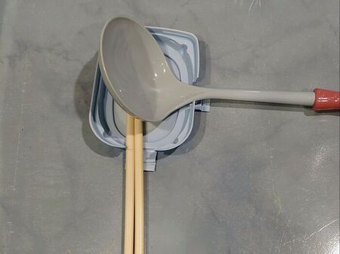 「ヨーグルトのフタ」に切り込みを入れるだけで…？料理中のプチストレスを解決するスグレモノに早変わり♪