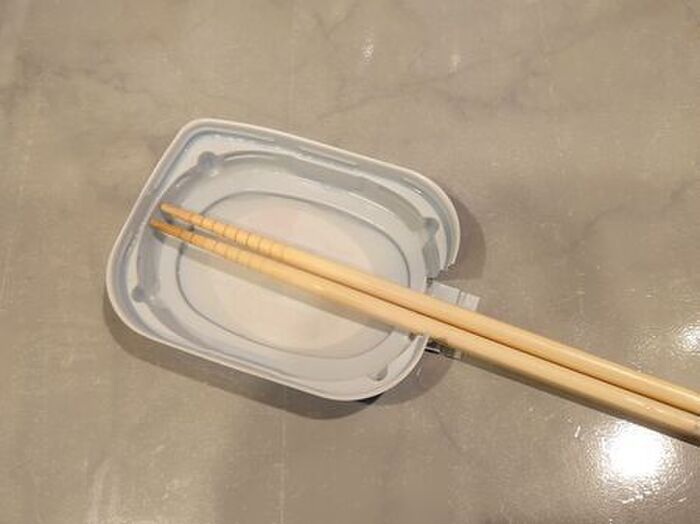 「ヨーグルトのフタ」に切り込みを入れるだけで…？料理中のプチストレスを解決するスグレモノに早変わり♪