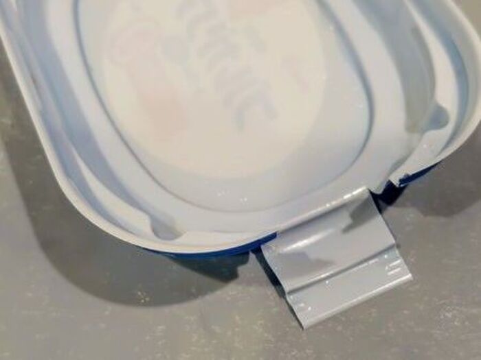 「ヨーグルトのフタ」に切り込みを入れるだけで…？料理中のプチストレスを解決するスグレモノに早変わり♪