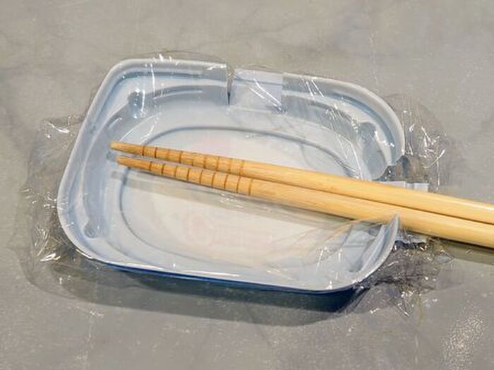 「ヨーグルトのフタ」に切り込みを入れるだけで…？料理中のプチストレスを解決するスグレモノに早変わり♪