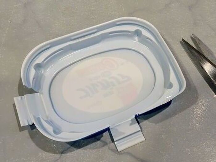 「ヨーグルトのフタ」に切り込みを入れるだけで…？料理中のプチストレスを解決するスグレモノに早変わり♪