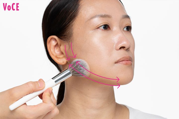 ファンデーションを使ったたるみ消しベースメイクのやり方6-1.シェーディングで輪郭を引き締める