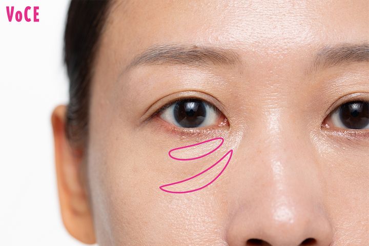 ファンデーションを使ったたるみ消しベースメイクのやり方3.コンシーラーとファンデを混ぜて目元のたるみに塗る