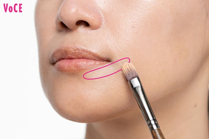 ファンデーションを使ったたるみ消しベースメイクのやり方4.口横に明るいコンシーラーを乗せる