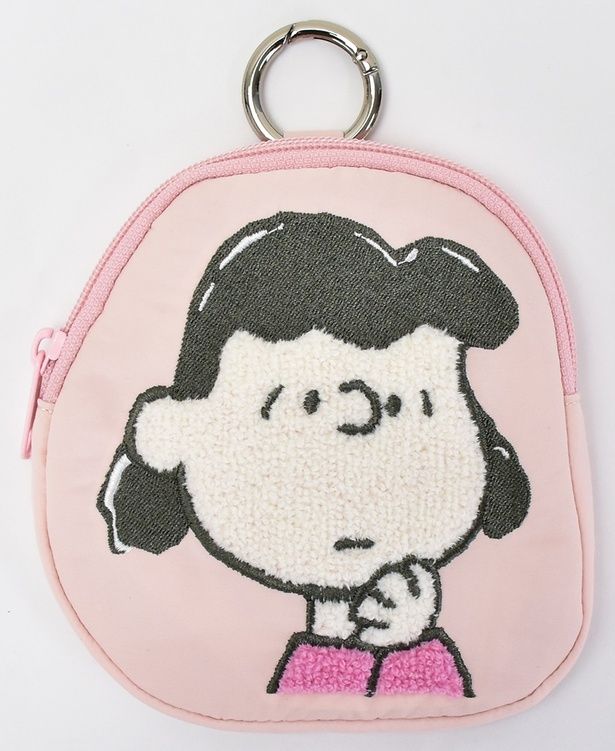  「ダイカット刺繍パスポーチ」(2970円)