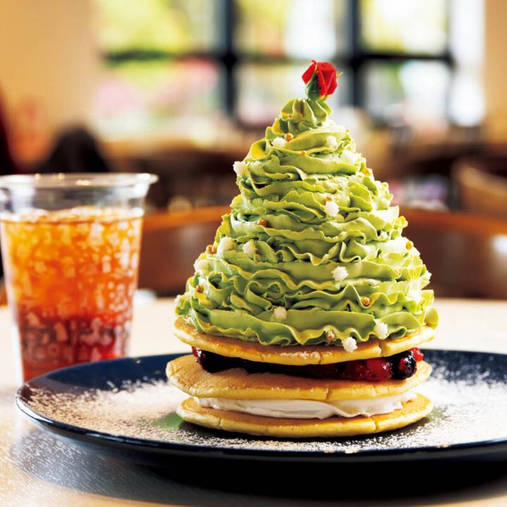 「抹茶ホイップにきらきらの金平糖がアクセント」ムーミンたちのクリスマスツリーパンケーキ ドリンクセット￥2,620、単品￥2,400（レットゥラ ラウンジにて販売）