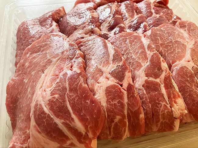 照りと艶のある赤身と脂身がバランスよく入った豚肩ロース