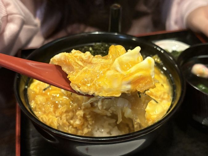 笠乃家 玉子丼 すくった様子