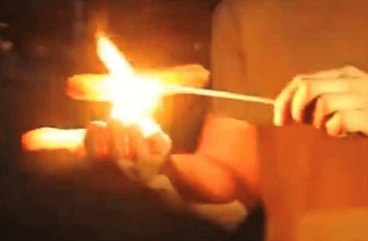 手の上にMOCHIを貼って炎に耐える実験