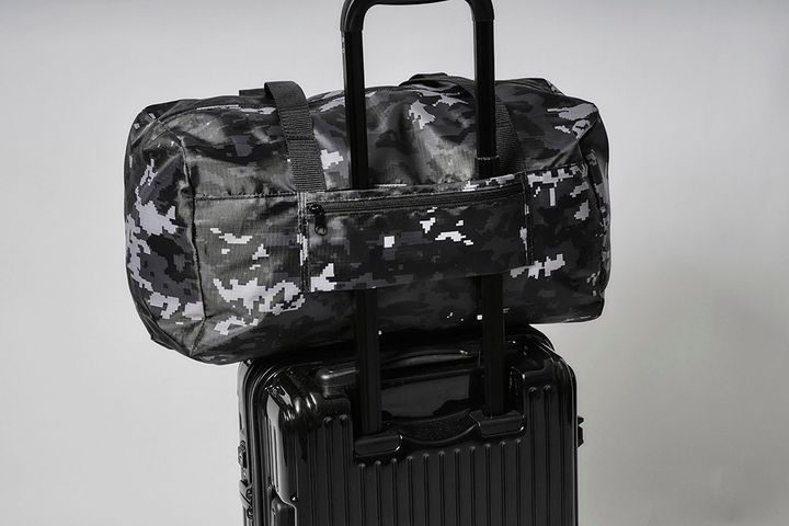 smart3月・4月合併号の特別付録 A BATHING APE®ビッグボストンバッグ キャリーバー通しを備え、キャリーケースにセットできる