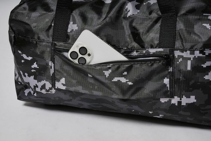 smart3月・4月合併号の特別付録 A BATHING APE®ビッグボストンバッグ 背面ポケットにスマホなど小物を収納できる