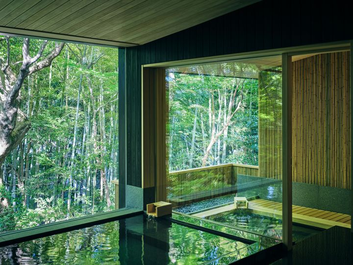 緑を感じながら入れる絶景の温泉。