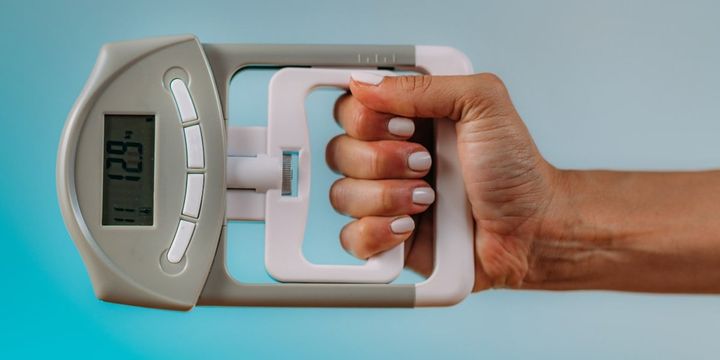 握力低下は認知機能低下に関連する――直結6割・回り道4割