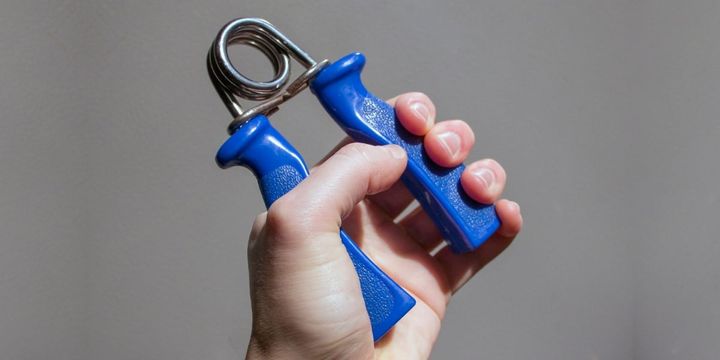 握力が弱い高齢者ほど認知が低い傾向