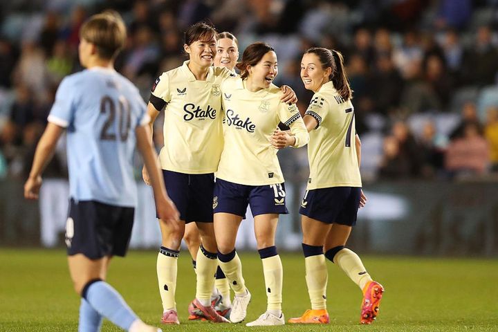 画像: 北川ひかる（中央右）と石川璃音（中央左） (C)Getty Images