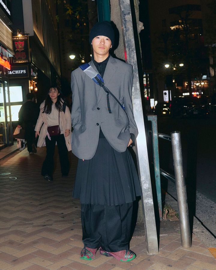 【スナップ】ボトムスにスカートを重ねてモード感をさらに演出